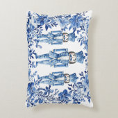 Chinoiserie青い白いフローラくるみ割り兵士 アクセントクッション (正面(垂直))