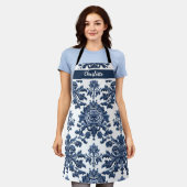 Chinoiserie Chic Navy Blue Flower Ornament Pattern エプロン (着用した状態)