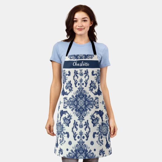 Chinoiserie Chic Navy Blue Flower Ornament Pattern エプロン (着用した状態)