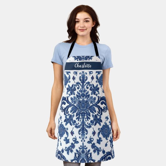 Chinoiserie Chic Navy Blue Flower Ornament Pattern エプロン (着用した状態)