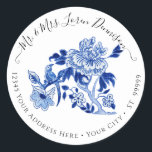 Chinoiserie Floral Foliage Blue White Bird Wedding ラウンドシール<br><div class="desc">"Chinoiserie Floral Foliage Blue White Bird Wedding Classic Round Sticker." Hand painted acrylic watercolors on canvas bird on a tree Peony branch has a vintage Chinese stylized floral design in blue and white for a modern, trendy design. All artwork was created by internationally licensed artist and designer, Audrey Jeanne Roberts,...</div>