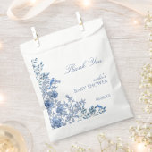 Chinoiserie Toile Blue Floral Baby Shower フェイバーバッグ (クリップ留めされた状態)