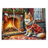 Chinook Sitting by Fireplace with Christmas Lights ラージペーパーバッグ (正面)