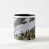 Chinstrapのペンギンのコロニー ツートーンマグカップ (中央)