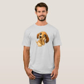 Chiot beige mignon allongé avec grandes oreilles. tシャツ (正面フル)