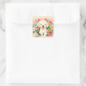 chiot labrador jaune au milieu des fleurs スクエアシール (バッグ)