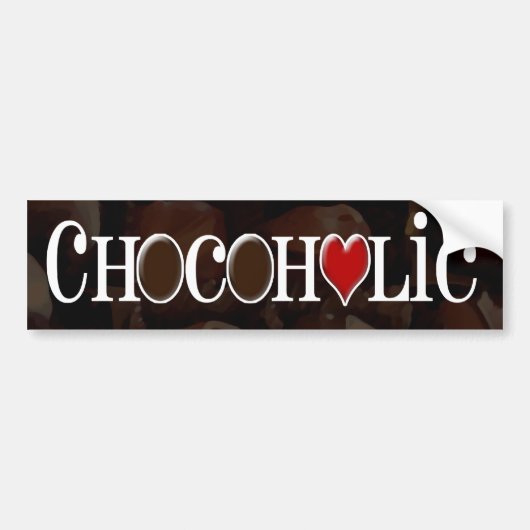 Chocoholic、焦茶および赤いハートのおもしろいなデザイン バンパーステッカー (正面)