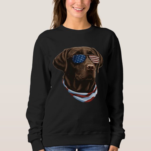 Chocolate Labrador With USA Sunglasses And Flag 1 スウェットシャツ (正面)