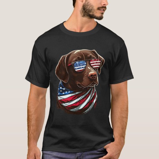 Chocolate Labrador With USA Sunglasses And Flag Tシャツ (正面)