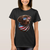 Chocolate Labrador With USA Sunglasses And Flag Tシャツ (正面)