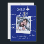 Choose カスタム Color Photo Christmukkah Card in Blue<br><div class="desc">「Challah La La」はBoutique Co. 航海ののフォト・おもしろい・ホリデーデザインシリーズの一つ。それはハヌカーと他のお祝いの包含について、おもしろい、光の方法だ。デザインは白い手書きのチョーク風のタイポグラフィと、キラキラした光の列を持つモノクロームな灰色の素朴な木の背景と、デイビッドの星をトッピングした可愛いクリスマスツリーを備えている。#Chrismukkah #Christmas #Hannukah |背面で繰り返される3枚の写真と、任意またはすべての文字でパーソナライズする。写真から文字まで、完全にカスタマイズ可能。ツールカスタマイズを選択して背景色を任意の選択に変更するもしと、青は好きではない。Challah La La Laはあなたのホリデーカードリストスマイルの全員を作る！</div>