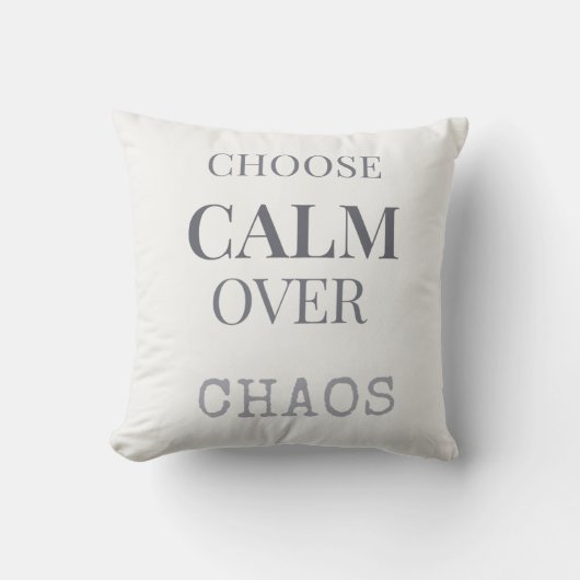 Choose Calm Over Chaos Minimalist Quote Typography クッション (正面)