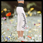 CHOOSE COLOR name白黒yoga capri legings カプリレギンス<br><div class="desc">あなたのカラーカスタムヨガカプリレギンスを選択！エッジからエッジまで印刷し、大きな黒いスクリプトで名前を付けて片脚を上げる！サンプルは黒いウエストで白いが、好きな色カスタマイズに簡単に塗ることができる。サンプル名を変更または削除する簡単。All Rights Reserved © 2020 Alan & Marcia Socolik.</div>