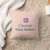 Choose What Matters Minimal Throw Pillow クッション (ブランケット)