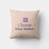 Choose What Matters Minimal Throw Pillow クッション (正面)