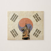 Chosuneseの旗が付いているすぐに海軍大将のイ向こうずねの彫像 ジグソーパズル (横)