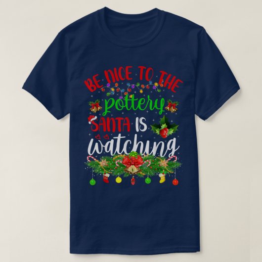 Chrをおもしろい見ている陶芸サンタ Tシャツ (デザイン正面)