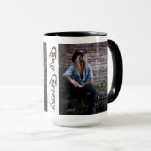 Chris Cafferyブリックウォールマグのそばに座る マグカップ (正面右)