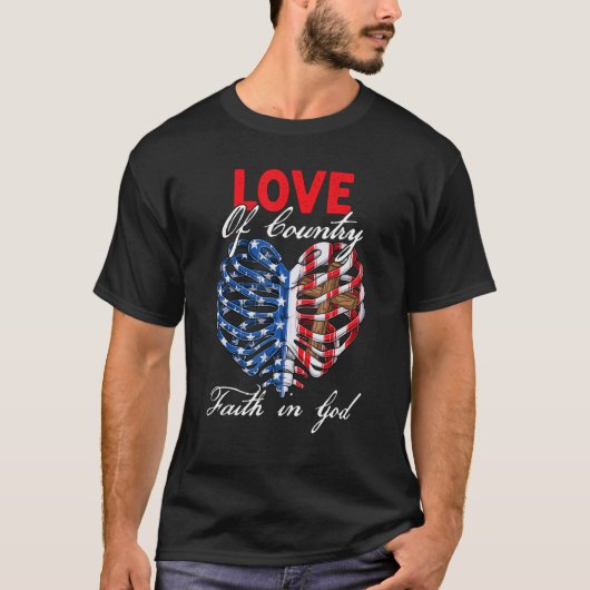 Christian Faith In God Patriotic Heart Cross 4th o Tシャツ (正面)