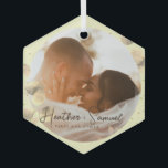 Christmas結婚のKeepsake Scriptのエレガント写真 ガラスオーナメント<br><div class="desc">この緑と結婚フォトホリデーエレガントガラスメリーのオーナメントで自分の思い出を作る結婚した。このシックモダンなデザインは黄金のユーカリ枝の水色イラストを特徴とする。前後にカスタム2枚の写真を追加し、新しい名前とパーソナライズされた文字。この1で愛のすべてを表示する優しいセラミックオーナメントカスタム。記念日や婚約の贈り物としても完璧。ガールフレンドが好きになっちゃうよ！最小注文なし。</div>