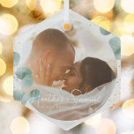 Christmas結婚のKeepsake Scriptのエレガント写真 ガラスオーナメント<br><div class="desc">この緑と結婚フォトホリデーエレガントガラスメリーのオーナメントで自分の思い出を作る結婚した。このシックモダンなデザインはユーカリ枝の水色イラストレーションを特徴とする。前後にカスタム2枚の写真を追加し、新しい名前とパーソナライズされた文字。この1で愛のすべてを表示する優しいセラミックオーナメントカスタム。記念日や婚約の贈り物としても完璧。ガールフレンドが好きになっちゃうよ！最小注文なし。</div>