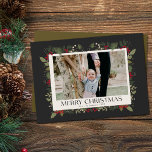 Christmas エレガント Winter Holly Botanical写真 シーズンカード<br><div class="desc">ゴージャスモダンなメリークリスマス冬のホリー縁どベリの写真のホリーホリデーカード。おカスタマイズ前の家族の名前と年で</div>