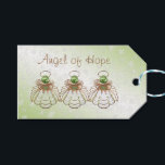 Christmas Angel of Hope Bronze/Green "To: From:" ギフトタグ<br><div class="desc">必要に応じて、前面の文字を提供された文字テンプレートでカスタマイズする。ブロンズのフィリーグリーと緑の宝石を持つクリスマスエンジェルの希望のグラフィックデザイン。彼女は「希望」という言葉で額を掲げている。背景は緑と雪グラデーション片で覆う。背中には文字「To:」と「From:」があり、ハンドネーム用のスペースが書ある。これはエレガント、あなたの特別な贈り物ラベルのためのアイディアは、この休日の家やオフィス。</div>