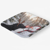 Christmas Black Labrador Retriever with Snowman ペーパープレート (傾斜あり)