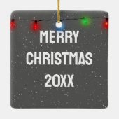 Christmas Buck Wearing a Glowing Wreath セラミックオーナメント (裏面)