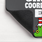 Christmas Chaos Coordinator Elf Funny Xmas Holiday マウスパッド (コーナー)