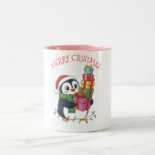 Christmas Cute Penguin Carrying Gifts ツートーンマグカップ (中央)