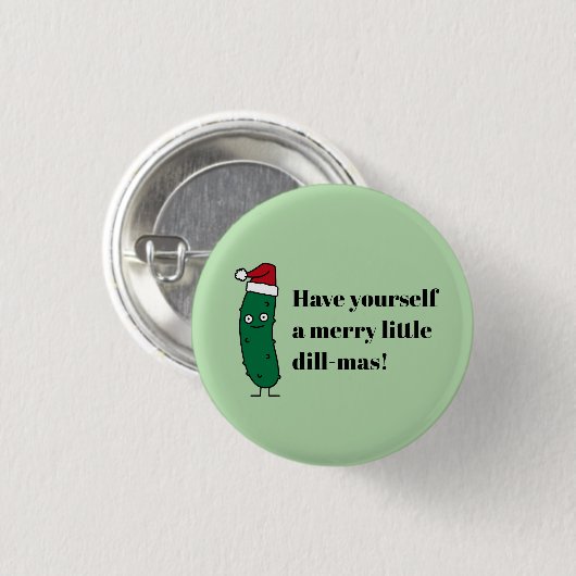 Christmas Dill Pickle wearing a Santa Hat 缶バッジ (正面&裏面)