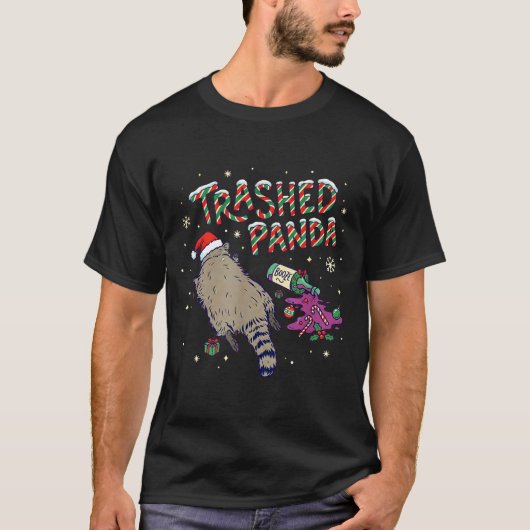 Christmas Funny Trashed Panda Racoon Gets Drunk Xm Tシャツ (正面)