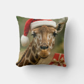 Christmas Giraffe With Holiday Gift クッション (正面)