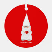 Christmas Gnome Holding a Heart on Red メタルオーナメント (裏面)