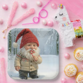 Christmas Gnome In Snowflakes With Candy Cane ペーパープレート (パーティー)