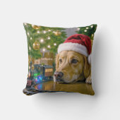 Christmas Golden Retriever Watching a Toy Train クッション (正面)