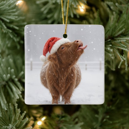 Christmas Highland Cow Catching Snowflakes セラミックオーナメント (ツリー)