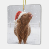 Christmas Highland Cow Catching Snowflakes セラミックオーナメント (左)