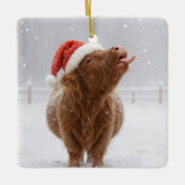 Christmas Highland Cow Catching Snowflakes セラミックオーナメント (正面)