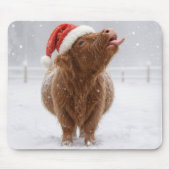 Christmas Highland Cow Catching Snowflakes マウスパッド (正面)