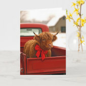 Christmas Highland Cow In Old Red Pickup Truck カード (黄色い花)