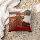 Christmas Highland Cow In Old Red Truck クッション (ブランケット)