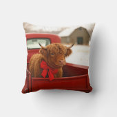 Christmas Highland Cow In Old Red Truck クッション (裏面)