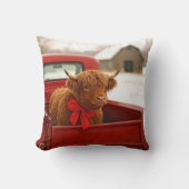 Christmas Highland Cow In Old Red Truck クッション (正面)