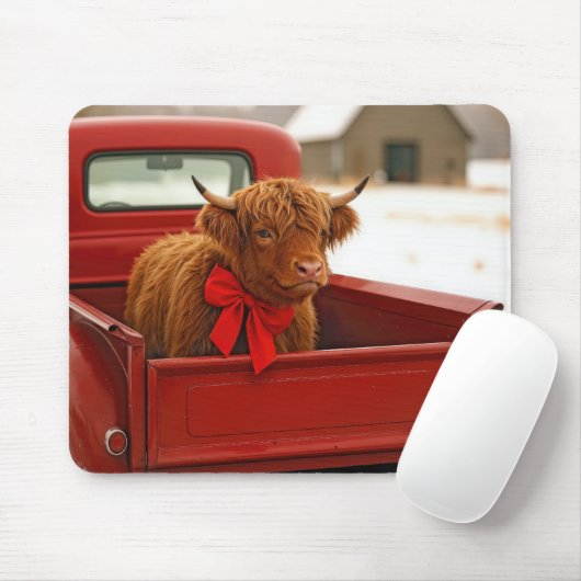 Christmas Highland Cow In Old Red Truck マウスパッド (マウス)