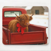 Christmas Highland Cow In Old Red Truck マウスパッド (正面)