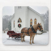 Christmas Horse-Drawn Sleigh Waiting By a Chapel マウスパッド (正面)