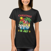 Christmas In July  Santa Surfing Summer Beach Vaca Tシャツ (正面)