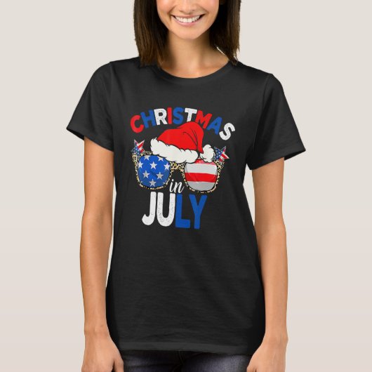 Christmas In July Summer Patriotic USA Santa Hat 4 Tシャツ (正面)